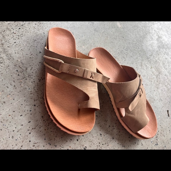 One toe, tan sandles - Picture 5 of 6